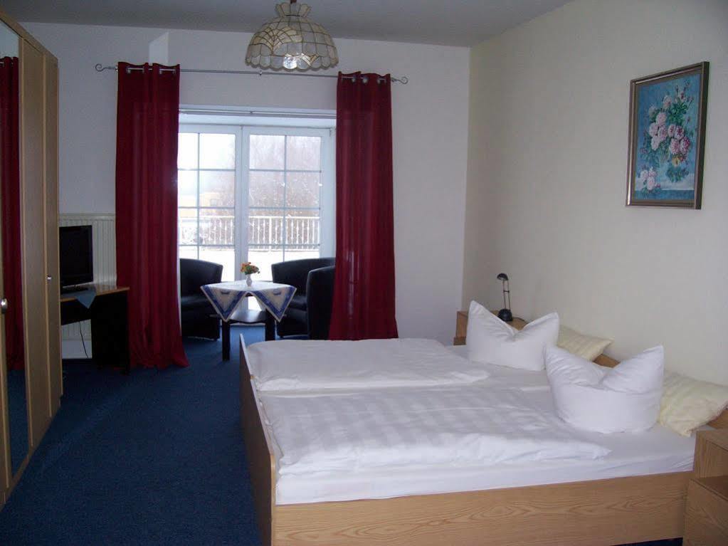 Hotel Reuterhof Reuterstadt Stavenhagen Екстериор снимка